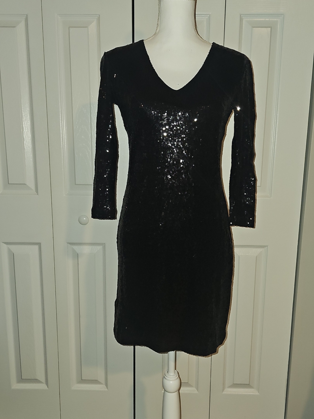 Donna Morgan Black Sequin V-Neck Long Sleeve Dress
